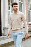 Suitable Pullover O-Neck Johan Beige Model / Voorkant with Bram
