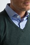 Steppin' Out Pullover Cotton Cashmere V-Ausschnitt Dunkelgrün Model / Detail