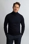 Steppin' Out Rollneck Pullover Cotton Cashmere Navy Model / Voorkant