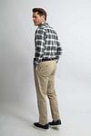 Steppin' Out Chino Newbury Sand Model / Achterkant