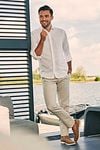 Suitable Chino Pico Linen Beige Model / Voorkant with Emiel