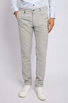 Suitable Chino Pico Pleat Flanel Lichtgrijs Model / Voorkant met Folkert