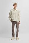 BOSS Chino Slim Taupe Model / Voorkant