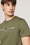 Tommy Hilfiger T-shirt Logo Olive Green Model / Voorkant