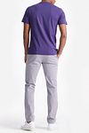 King Essentials The Steve T-Shirt Dunkellila Model / Achterkant