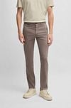 BOSS Chino Slim Pastel Brown Model / Voorkant