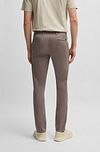 BOSS Chino Slim Pastel Brown Model / Achterkant