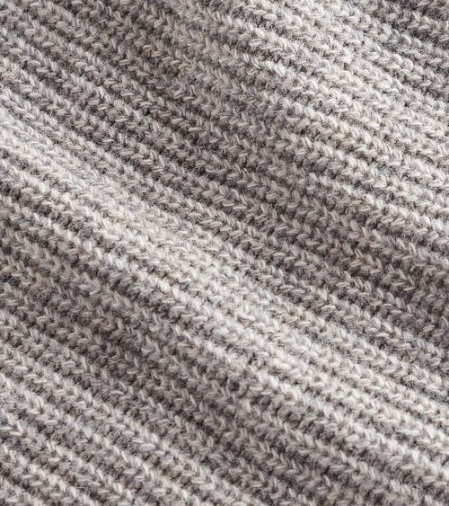 Barbour Pullover Lambswool Knitted Stone Grau Model / Detail