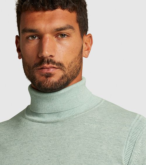 Cast Iron Turtleneck Sweater Light Green Model / Detail