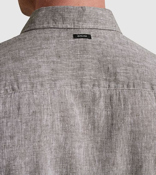 Vanguard Hemd Leinen Braun Model / Detail
