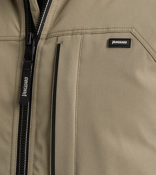 Vanguard Jacke Trackchase Grau Model / Detail