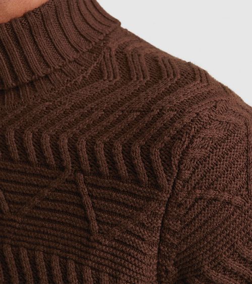 Vanguard Knitted Turtleneck Brown Model / Detail