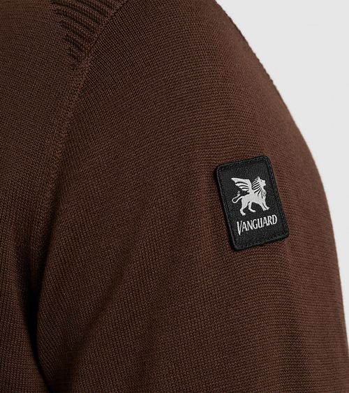 Vanguard Pull Marron Model / Detail