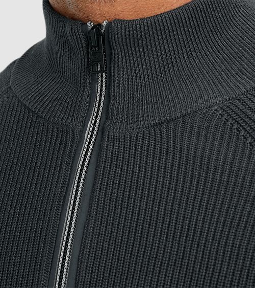 Vanguard Pullover Half Zip Anthracite Model / Detail