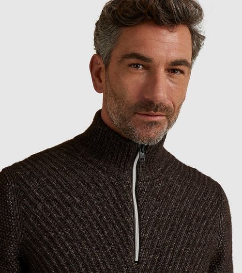 Vanguard Trui Half Zip Wol Bruin Model / Detail