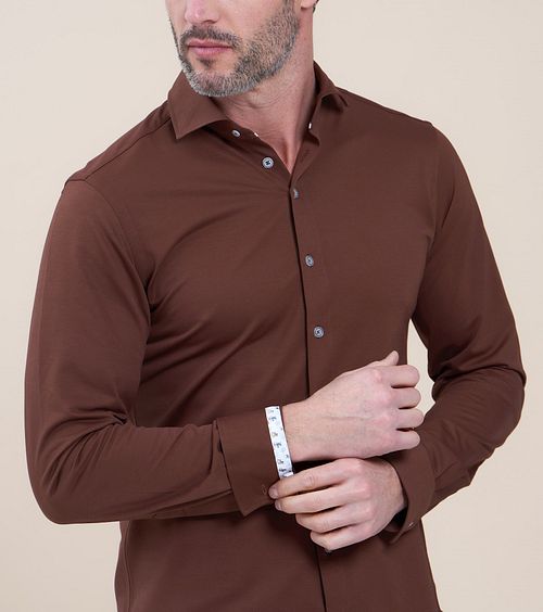 R2 Shirt Widespread Brown Model / Voorkant