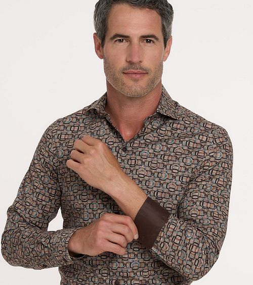 R2 Shirt Print Brown Model / Voorkant