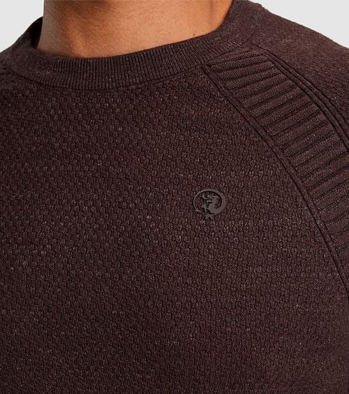 Cast Iron Sweater Heather Plated Brown Model / Detail