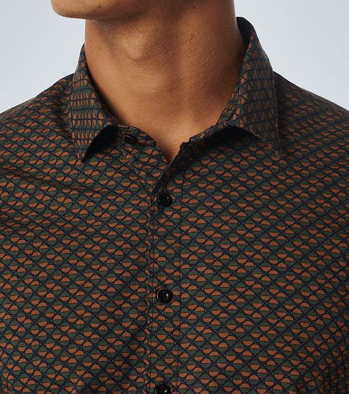 No Excess Shirt Print Caramel Model / Detail