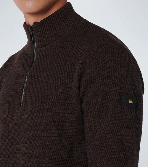 No Excess Half Zip Pullover Coffee Model / Detail