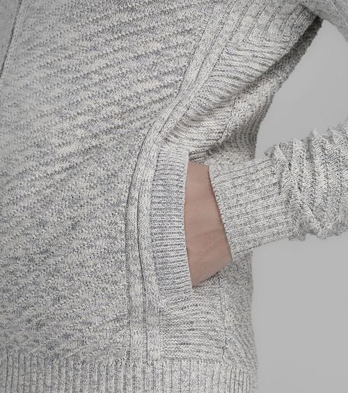 Petrol Kabelstrickjacke Nunam Greige Model / Detail