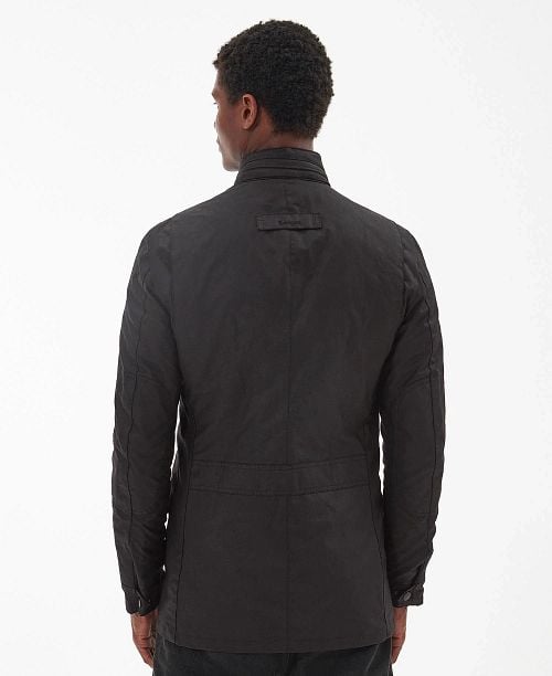 Barbour Corbridge Wachsjacke Rustic Braun Model / Achterkant