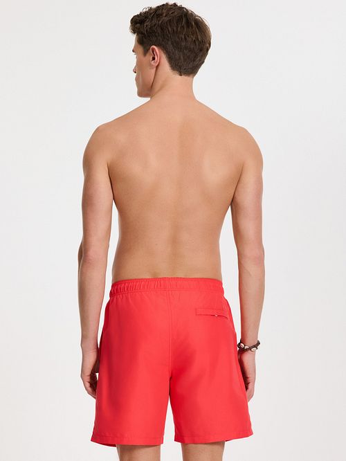 Shiwi Badeshorts Mike Rot Model / Achterkant