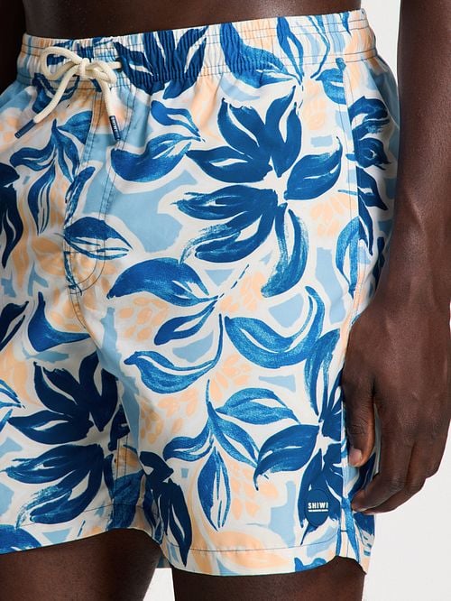 Shiwi Swimshorts Mike Floral Leafs Blue Model / Detail