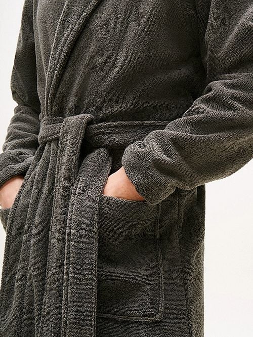 Tommy Hilfiger Bathrobe Dark Gray Model / Detail