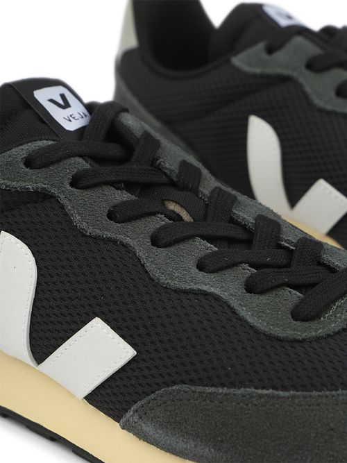RO1803870-Black and White