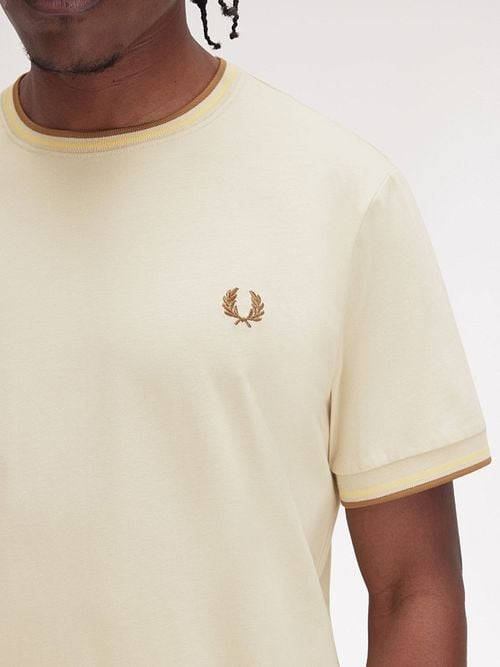 Fred Perry M1588 Twin Tipped T Shirt Beige Model / Detail