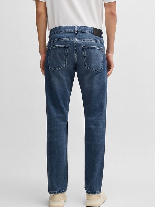 BOSS Delaware Jeans Medium Blue Model / Achterkant