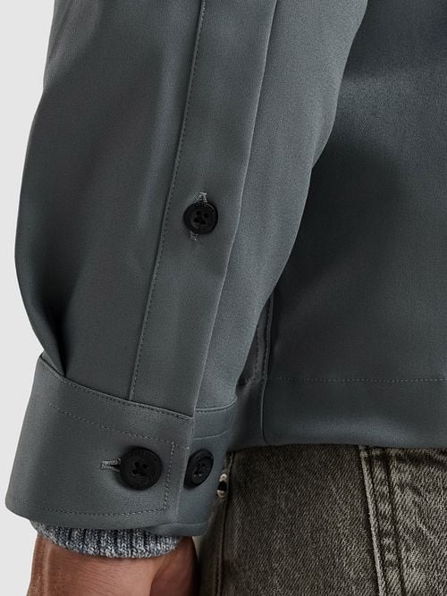 Cast Iron Tech Overshirt Stormy Blau Model / Detail