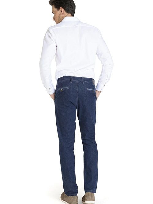 Club Of Comfort Chino Garvey Denim Mid Blue Model / Achterkant