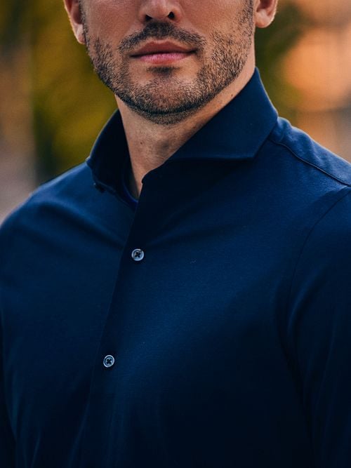 Suitable Sorona Shirt Navy Model / Sfeerbeeld