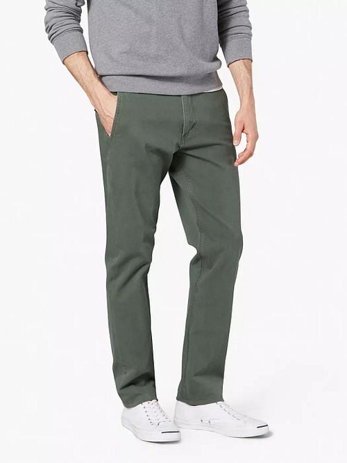 Dockers Alpha Chino Slim Tapered Green Model / Voorkant