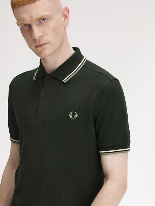 Fred Perry Polo Twin Tipped M3600 Donkergroen Model / Detail