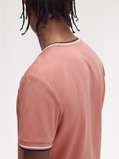 Fred Perry M1588 Twin Tipped T Shirt Pink Model / Achterkant