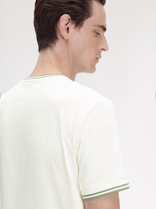 Fred Perry M1588 Twin Tipped T Shirt Off-White Model / Achterkant