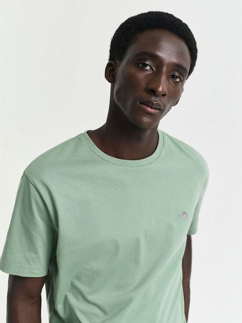 Gant T-shirt Shield Logo Groen Model / Voorkant