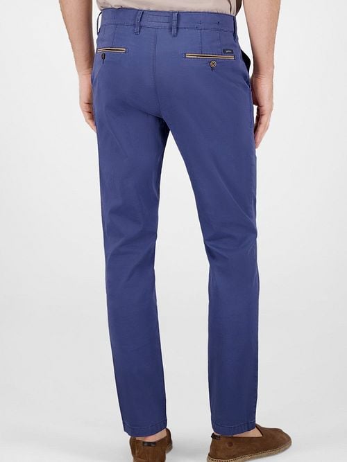 Gardeur Chino Benny 3 Indigo Blauw Model / Achterkant