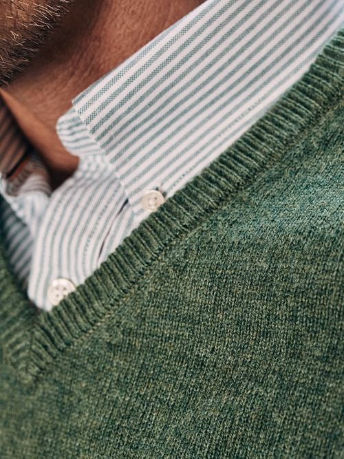 Steppin' Out Pullover V-Neck Merino Wool Olive Green Model / Sfeerbeeld