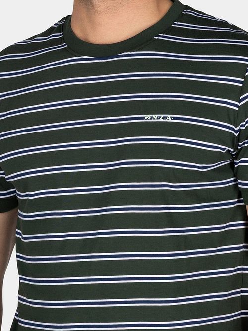 NZA T-shirt Noel Stripes Forest Green Model / Detail