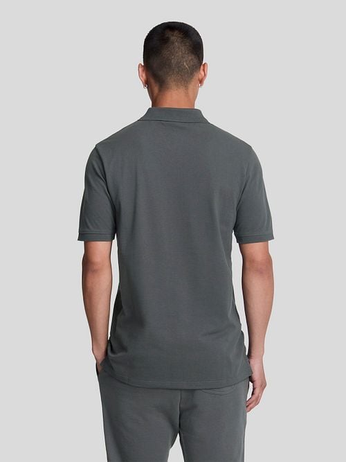 Lyle and Scott Polo Plain Anthracite Model / Achterkant