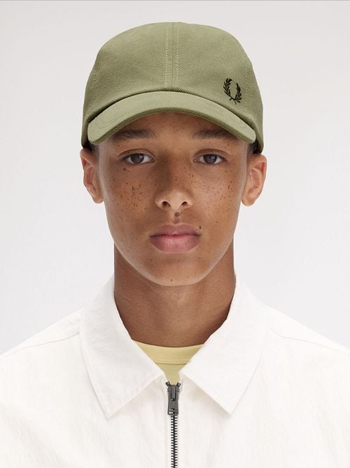 Fred Perry Pet Piqué Groen Model / Voorkant