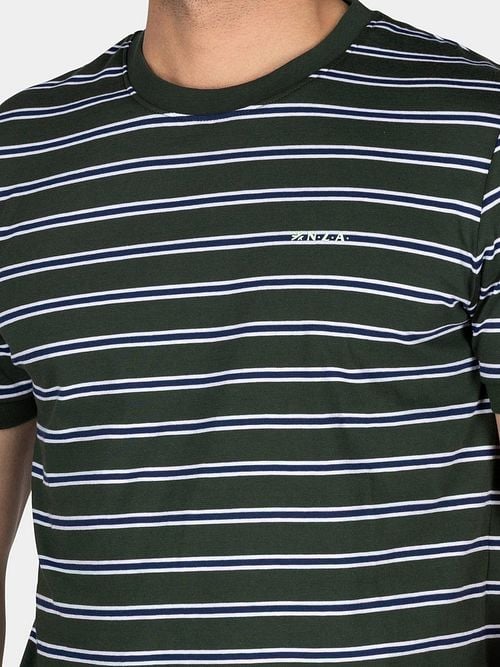 NZA T-shirt Noel Stripes Forest Green Model / Detail