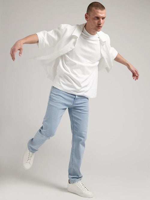 MUD Jeans Denim Bryce Lichtblauw Model / Voorkant
