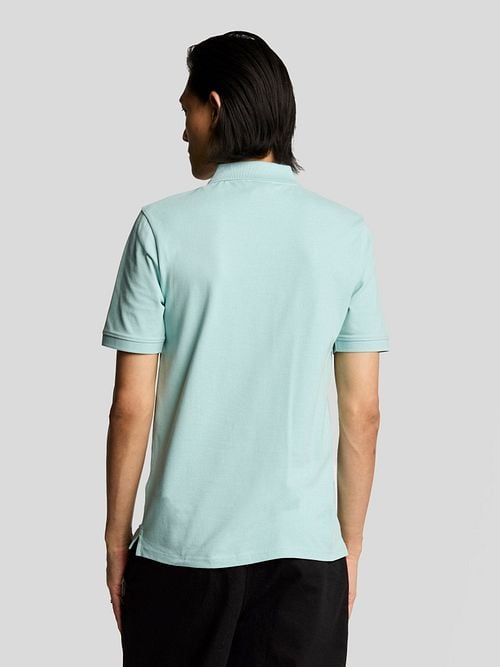 Lyle and Scott Polo Future Bleu Clair Model / Achterkant
