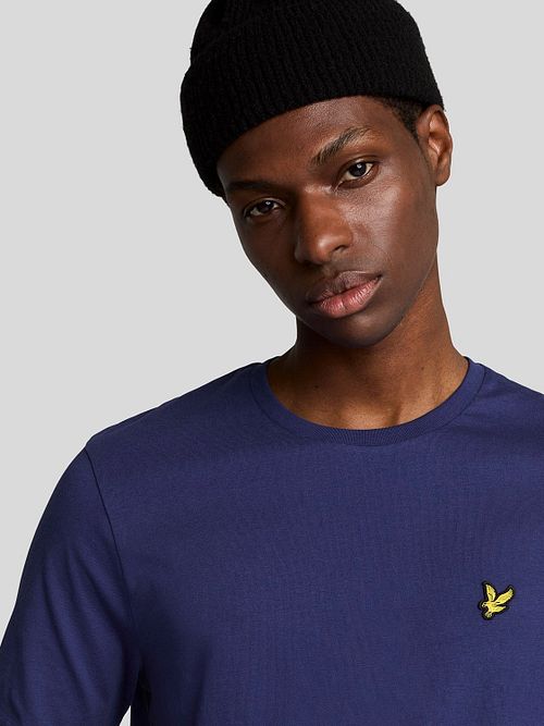 Lyle and Scott T-Shirt Deep Indigo Model / Detail