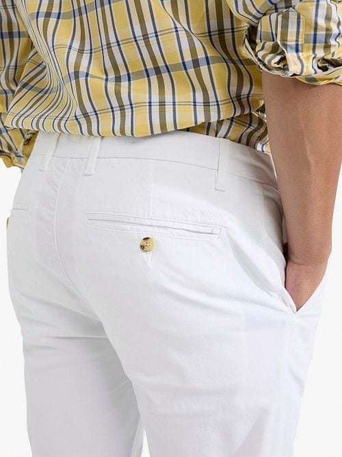 McGregor Chino Garment Dye Weiß Model / Detail